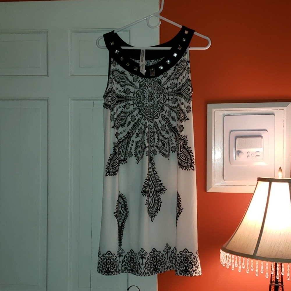 Black & white sleeveless dress